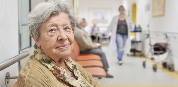 Bild zu Versorgungs-Engpass in der Geriatrie  - DGIM fordert mehr Altersmediziner in Kliniken 