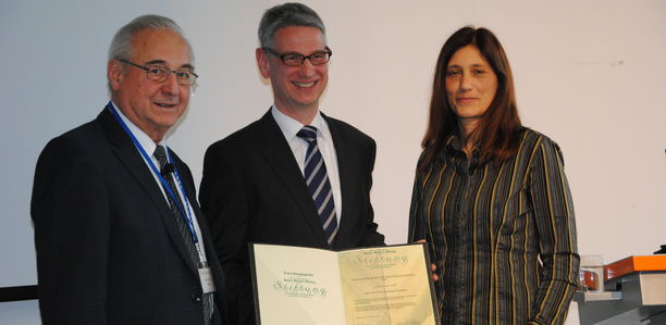 Bild zu Auszeichnung - Prof. Weber erhält Bürger-Büsing-Preis