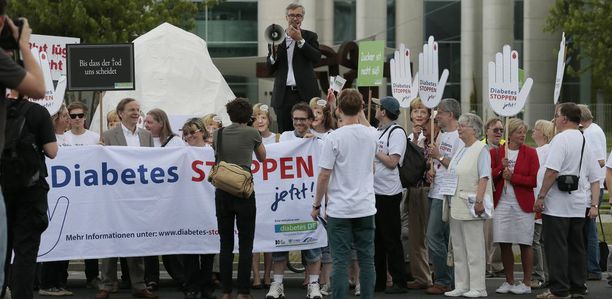 Bild zu Demo in Berlin - Zuckerberg und 3 000 Unterschriften