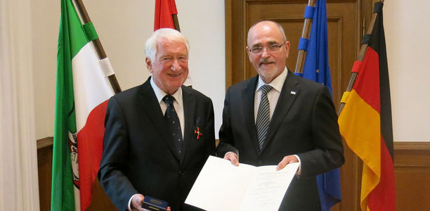 Bild zu Auszeichnung - Bundesverdienstkreuz für Prof. Schatz