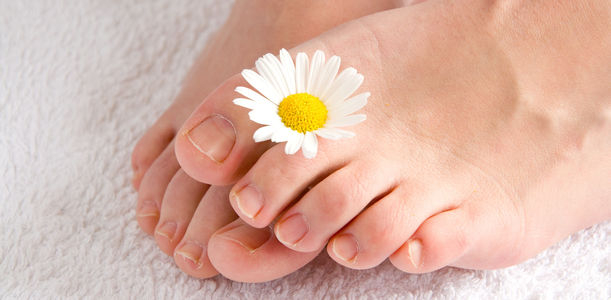 Bild zu  Diabetisches Fußsyndrom - Zehenzwischenräume pflegen