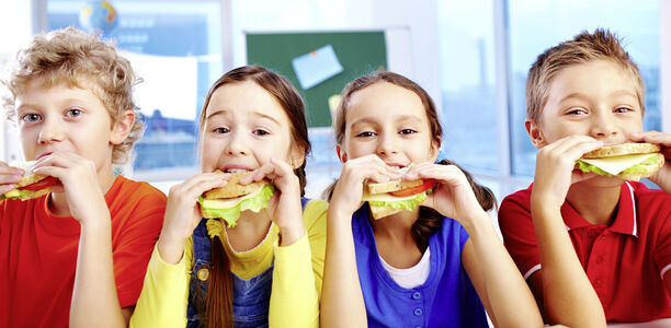 Bild zu Bertelsmann-Studie - Eltern sind unzufrieden mit Schulessen