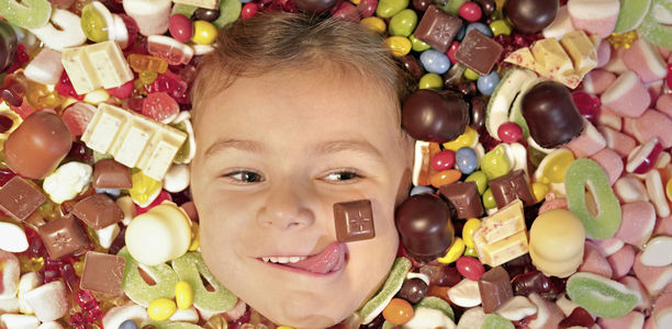 Bild zu Weltverbrauchertag - Verbot von Kinderwerbung soll Kinder vor Übergewicht schützen