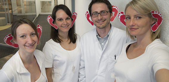 Bild zu Aktion - Rote Füße für einen guten Zweck