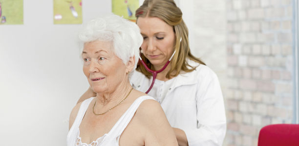 Bild zu Schwerpunkt: Geriatrie - Geriatrische Versorgung: Hausarztpraxis im Fokus