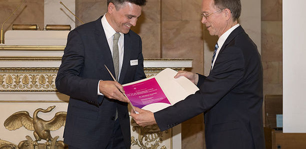 Bild zu Auszeichnung - Wissenschaftspreis für PD Dr. Sebastian Theurich