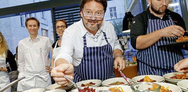 Bild zu Parlamentarisches Kochen - Auch Politiker sollten besser gesund essen