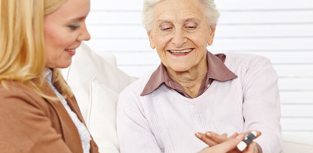 Bild zu Pflege - 7 Tipps, wie Sie diabeteskranke Angehörige im Pflegeheim unterstützen können