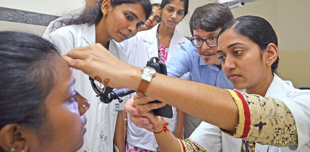 Bild zu Telemedizin in Indien - Smartphones retten die Sehkraft von Menschen mit Diabetes