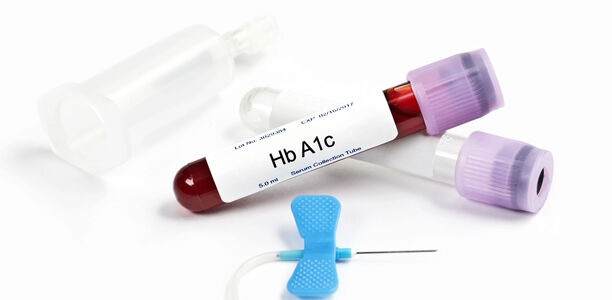 Bild zu Ältere Typ-2-Diabetiker mit leichter Niereninsuffizienz - Stärkere HbA1c-Senkung unter Sitagliptin im Vergleich zu Dapagliflozin