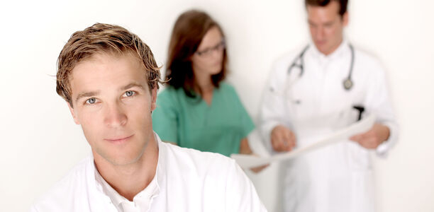 Bild zu Wahl der Berufskleidung - Götter in Weiß oder im bunten T-Shirt?