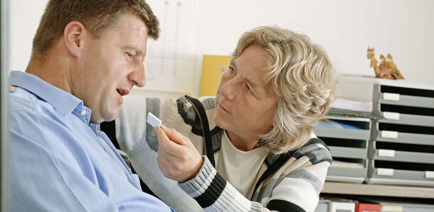 Bild zu Hypoglykämie - Erste Hilfe bei Unterzuckerung: DDG rät zu sofortiger Zuckergabe