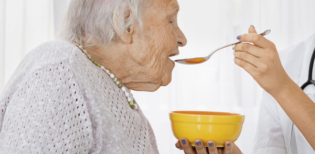 Bild zu DGE-Ernährungsbericht - Kliniken und Pflegeheime: Mangelernährung an der Tagesordnung