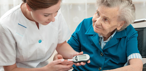 Bild zu Experten warnen - Pflegenotstand gefährdet auch Diabetes-Versorgung