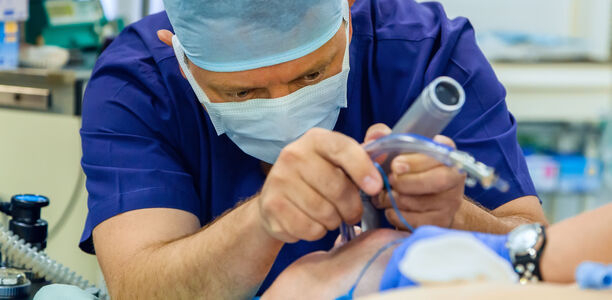 Bild zu Klinisch-ethische Empfehlungen vorgelegt - COVID-19-Pandemie: „Wir entscheiden nicht nach Alter!“