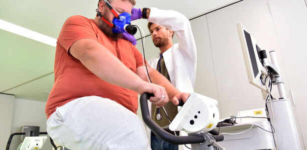 Bild zu Adipositas - 30 Minuten Bewegung pro Woche – so bleiben Betroffene arbeitsfähig