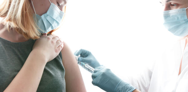 Bild zu COVID-19 - Haben die Impfstoffe  weniger Nebenwirkungen als gedacht?