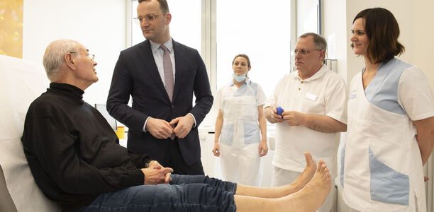Bild zu Bundesgesundheitsminister - Jens Spahn besucht Düsseldorfer Wundzentrum
