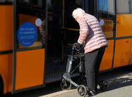 Bild zu Generation 80+: - Erreichbarkeit der Impfzentren schlecht