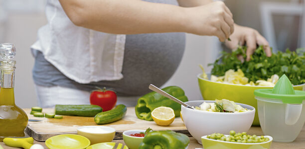 Bild zu Schwerpunkt "Ernährung" - Essen und Trinken bei Gestationsdiabetes
