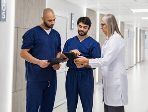 Bild zu Übersichtsarbeit - Pflegefachpersonal kann ärztliche Aufgaben übernehmen